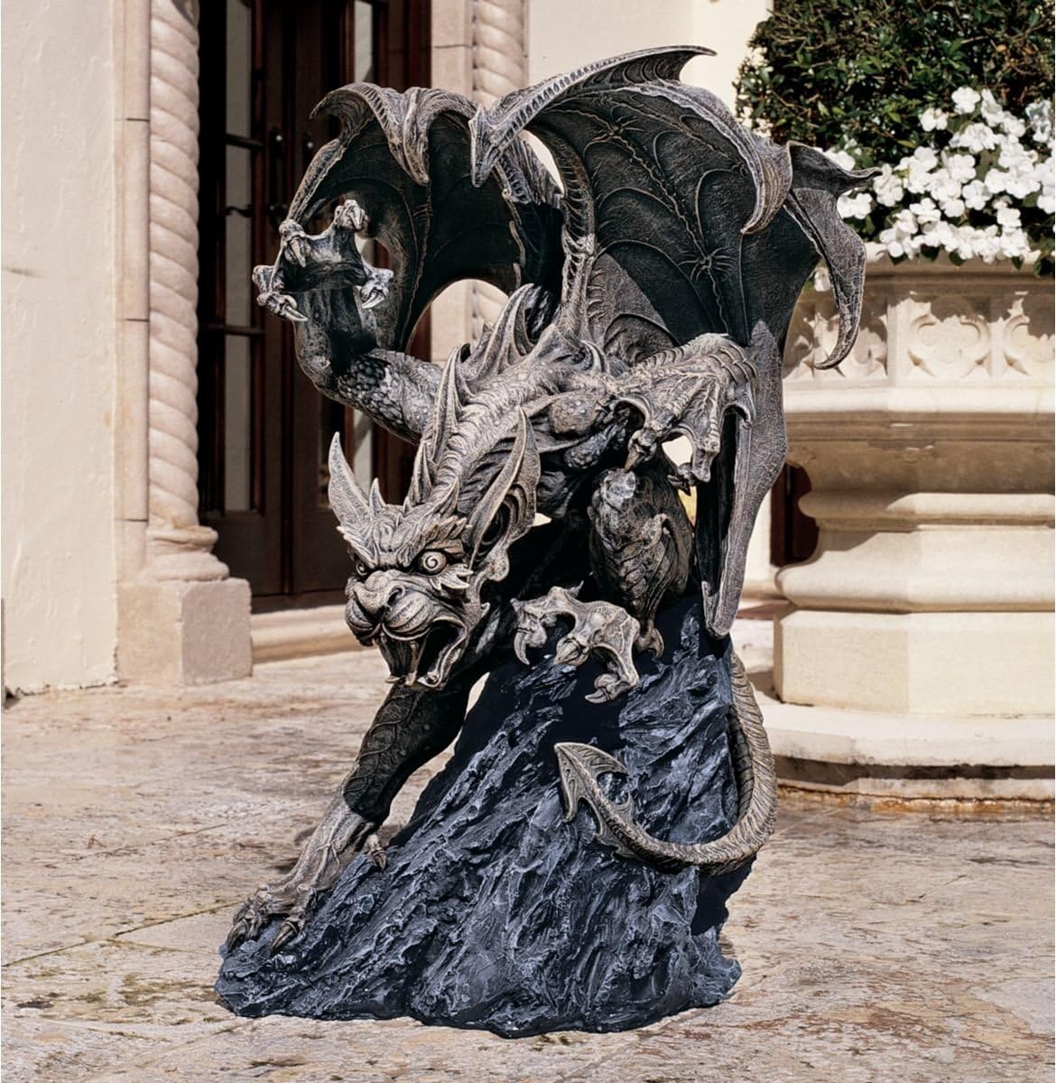 Design Toscano Scatheus, Guardian of the Shadows Gargoyle Sculpture